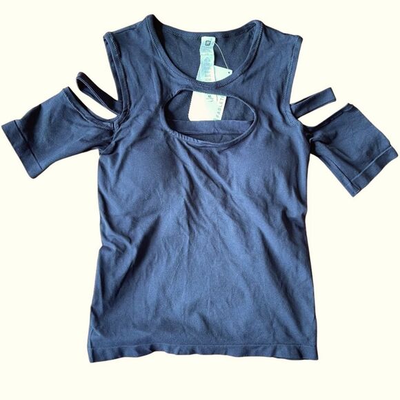 NWT Fabletics Dove Seamless Cutout Tee Black Sz M Activewear Top Versatile - Picture 4 of 6